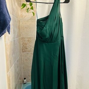 Chic Green One Shoulder Dress with Elegant Silhouette